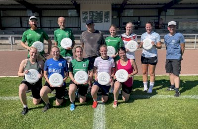 Abwechslung in der Vorbereitung - Frisbeetraining für Fußballerinnen